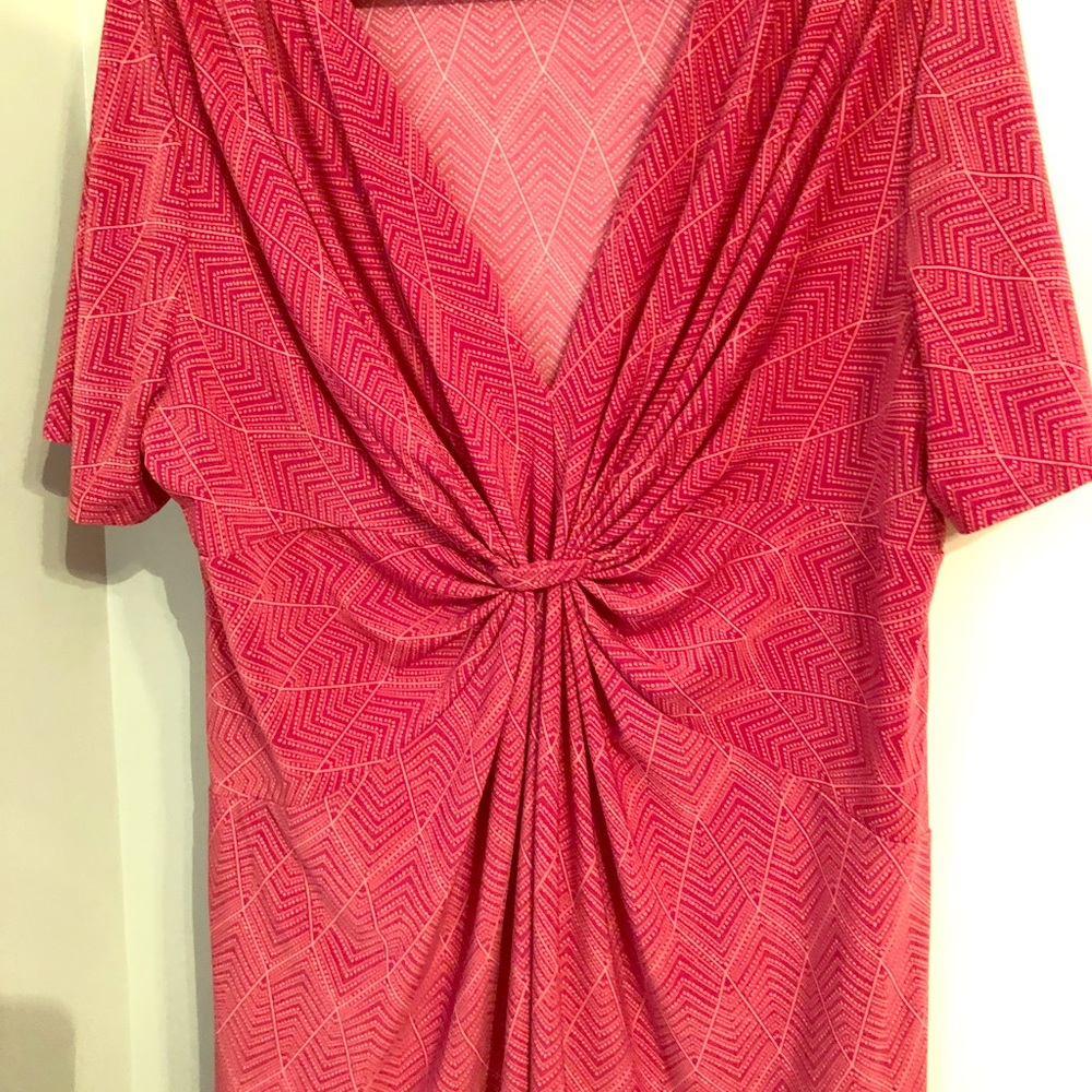 Daisy Fuentes v-neck short sleeve blouse